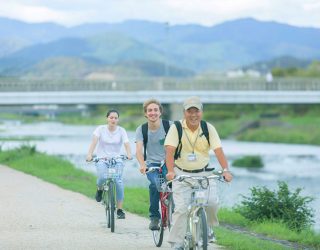 Fietsen langs waterweg in Kyoto