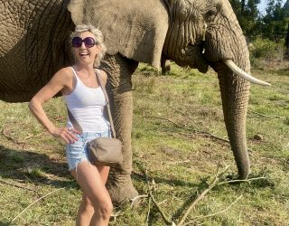 Ann van Kiddotravel met olifant in Knysna