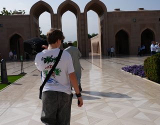 Tiener stap door Muscat