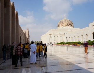 Mensen op groot plein in Muscat