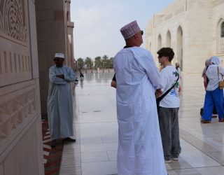 Omani in typische kledij in Muscat