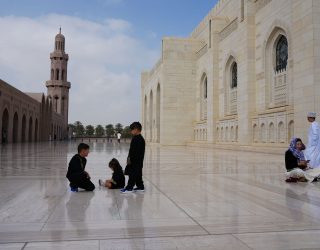 Groot plein met kinderen in Muscat