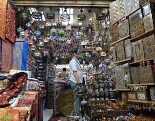 Tiener in Souks Muscat
