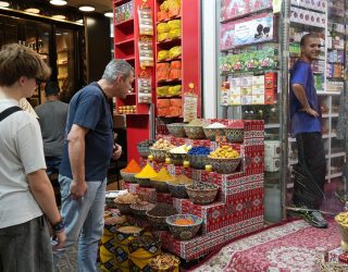 Vader en zoon in de souks in Muscat