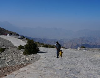 Vader met kind in Jebel Shams