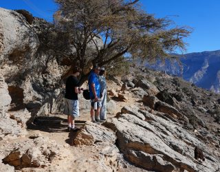 Wandelen op paden tussen kloven in Jebel Shams