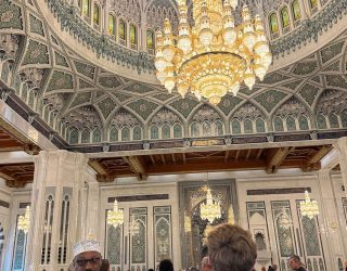 Tiener met gids in Moskee Muscat