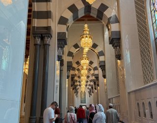 Gang met lusters in Moskee Muscat