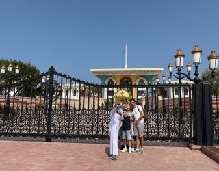 Gezin met kinderen in Muscat