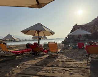 Zitstoelen privé strand Muscat