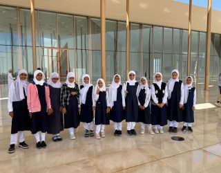 Kinderen bij museum Across the Ages in Nizwa