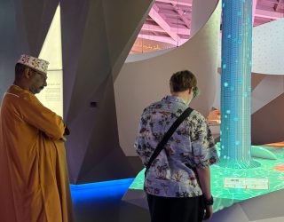 Tiener met gids in Museum Across the Ages Nizwa