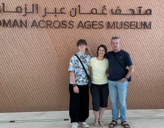 Liesbeth en haar gezin bij Museum Across the Ages Nizwa