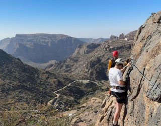 Klim langs de rotsen van Jebel Akhbar