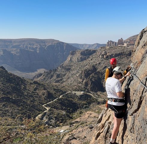 Klim langs de rotsen van Jebel Akhbar