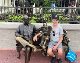 Familie Smeets bij standbeeld