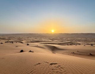 Zon in woestijn van Oman