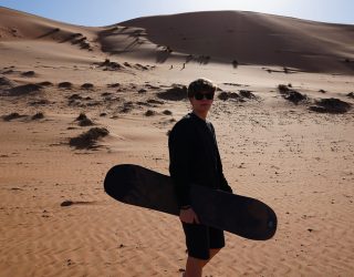 Surf de duinen van Oman af