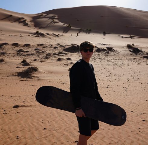 Surf de duinen van Oman af