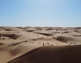 Zon schijnt op zand in woestijn van Oman