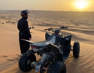 Tiener met quad in de woestijn van Oman