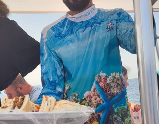 Lunch op terugrit met de speedboat in Oman