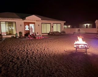 Kampvuur verblijf in woestijn van Oman