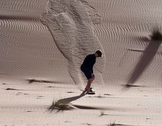 Sandboarden in de woestijn van Oman