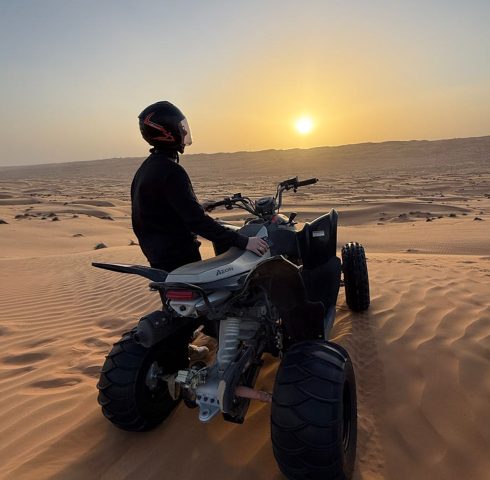 Quadrijden bij zonsondergang