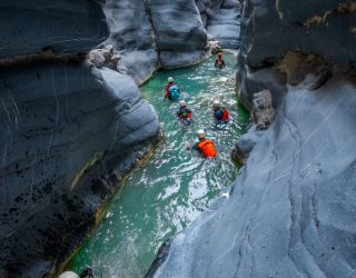 Canyoning tussen rotsen van de Snake Canyon in Oman