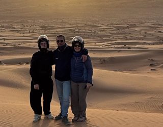 Liesbeth met haar gezin in de woestijn van Oman