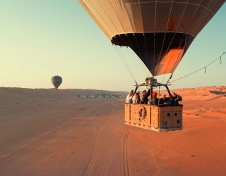 Samen vliegen in een luchtballon over woestijn