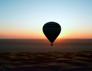 Zweef boven de gouden zandduinen