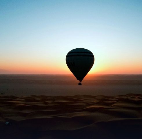 Zweef boven de gouden zandduinen