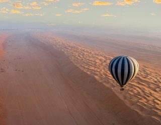 Vliegen over de woestijn van Oman