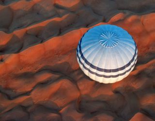 Vliegende ballon in woestijn van Oman