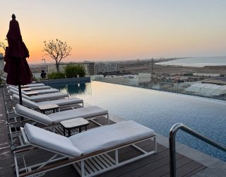 Zwembad op het dak van stadshotel aan de marina