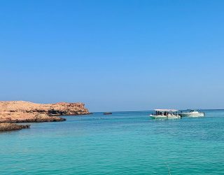 Het lichtblauw water bij Dimaniyat Islands