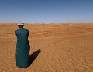 Omani in de woestijn van Oman