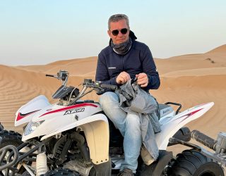 Geert van Kiddotravel op quad in de woestijn van Oman