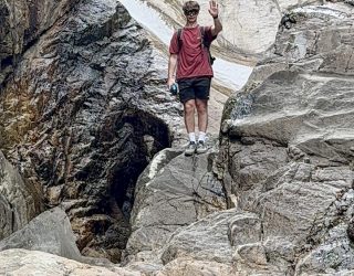 Tiener tussen rotsen aan de voet van de Knuckles Mountains