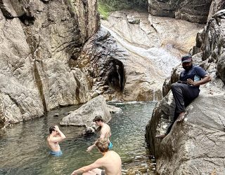 Tieners zwemmen in natuurlijke waterplek