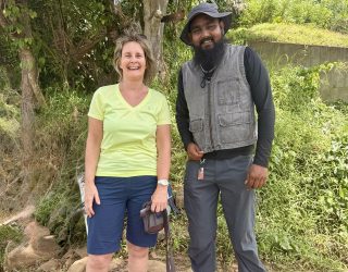 Liesbeth met gids tijdens hike aan de voet van Knuckles Mountains