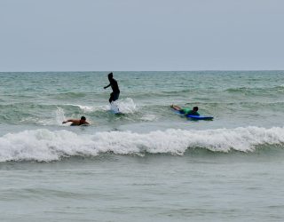 Surfen op golven van Weligama