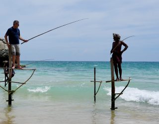 Geert van Kiddotravel op Stelt met steltvisser in Sri Lanka