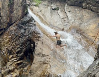 Rotsspringen tijdens familiehike