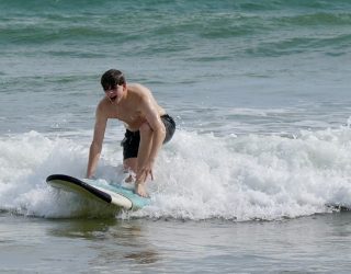 Tiener surft in Weligama