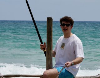 Tiener op stelt in Sri Lanka