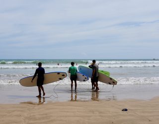 Samen gaan surfen aan Weligama Bay
