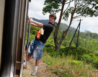 Tiener hangt uit trein in Sri Lanka